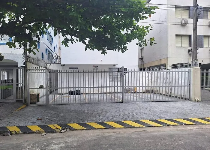 Apto a dois quarteirões da praia da Enseada Guarujá